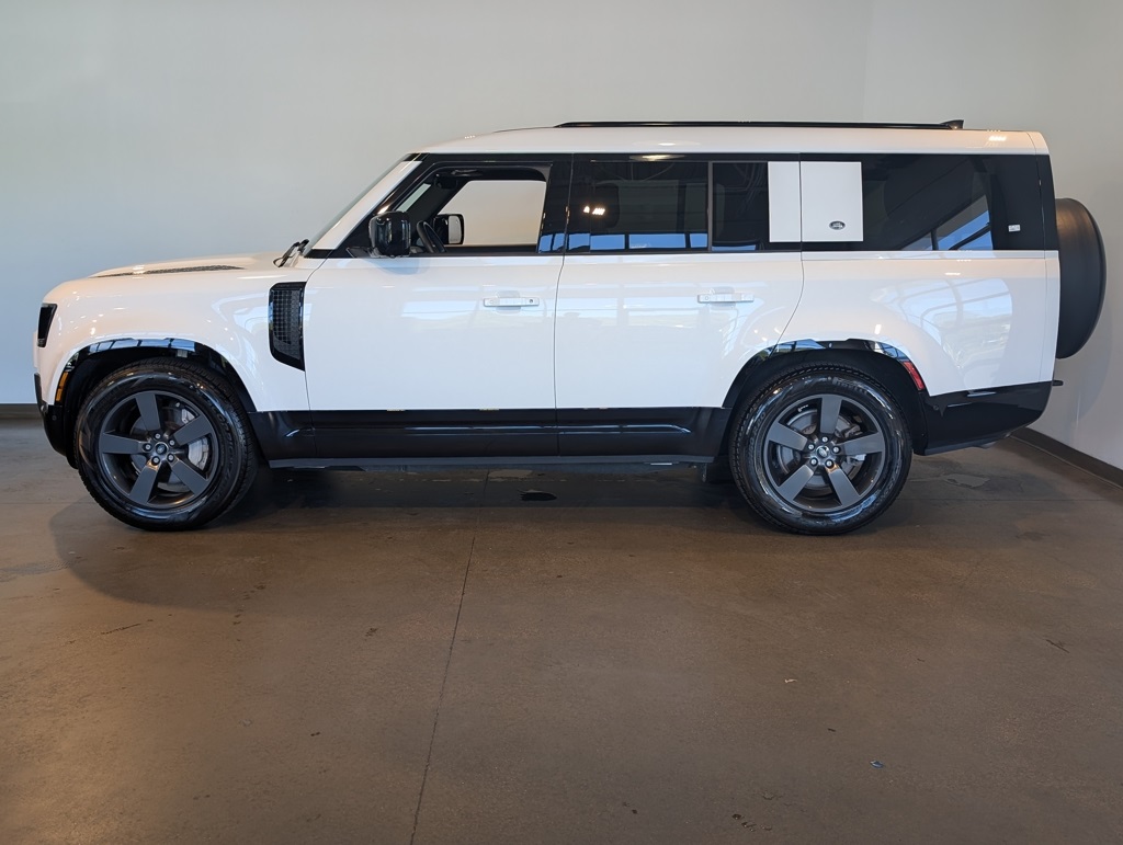 2023 Land Rover Defender 130 X-Dynamic SE photo 3