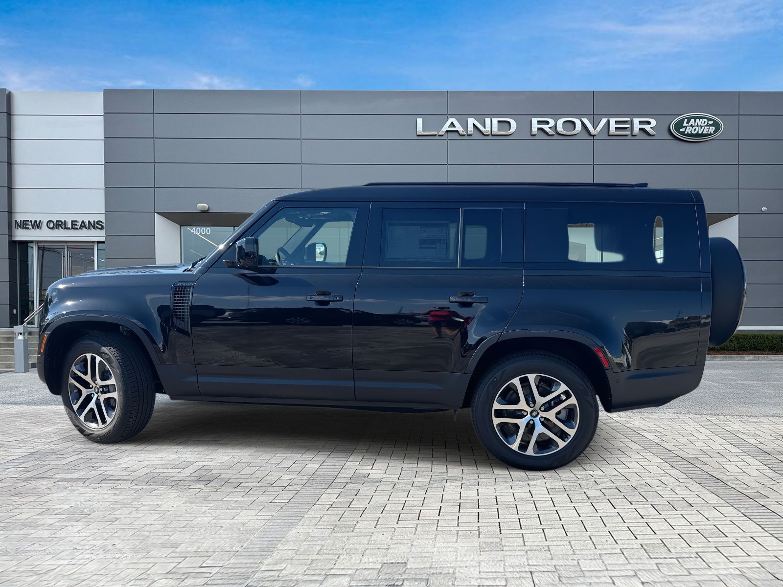 2025 Land Rover Defender 130 S photo 2