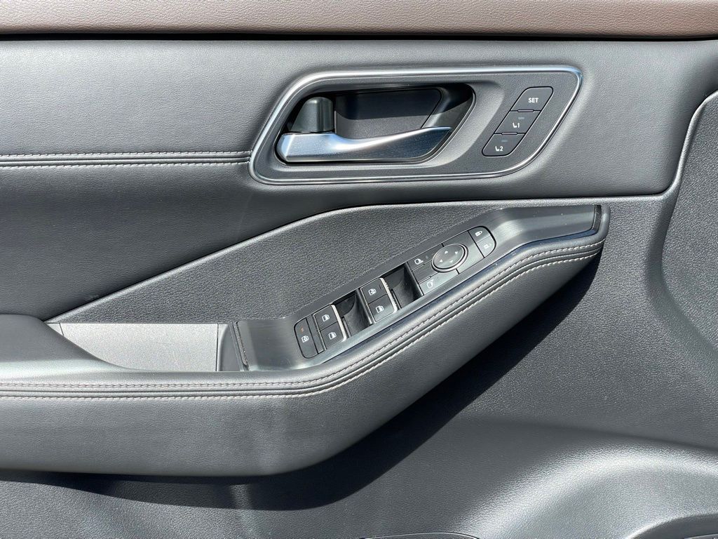2023 Nissan Rogue Platinum photo 11