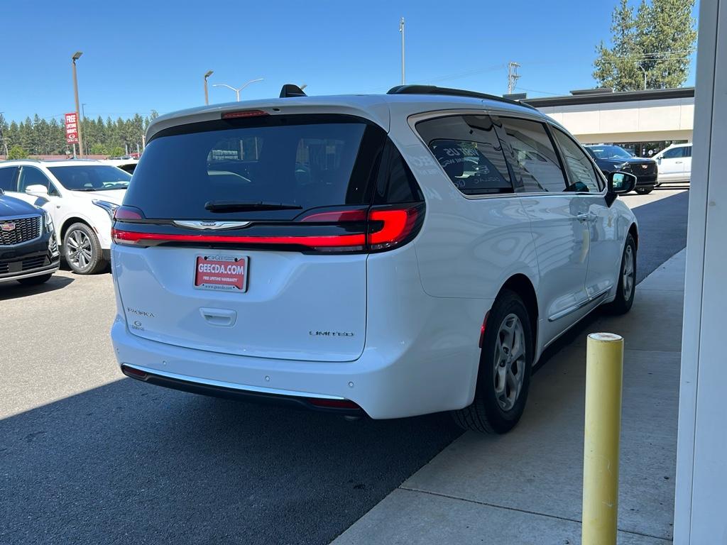 2023 Chrysler Pacifica Limited photo 3
