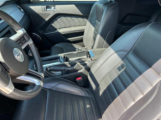 2012 Ford Mustang GT Premium photo 18