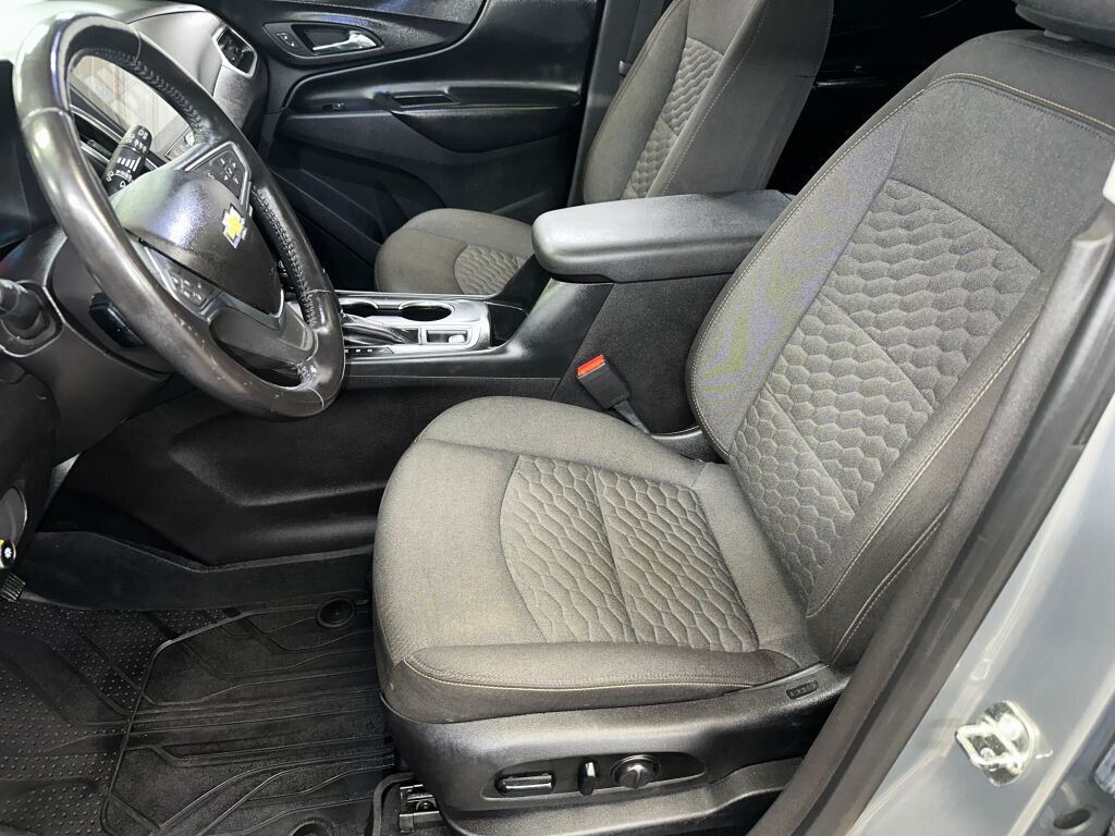 2018 Chevrolet Equinox LT photo 2