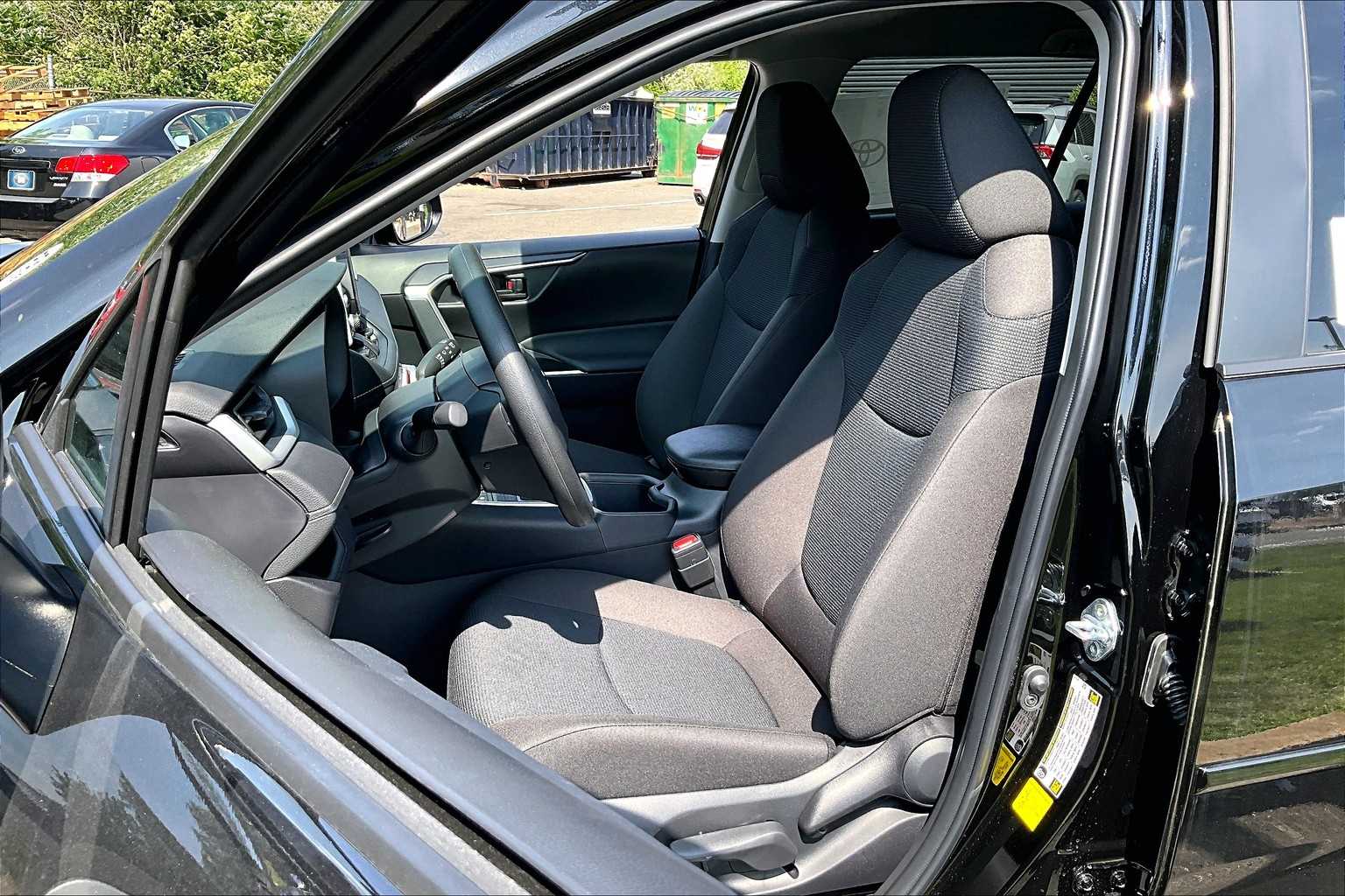 2025 Toyota RAV4 LE photo 9