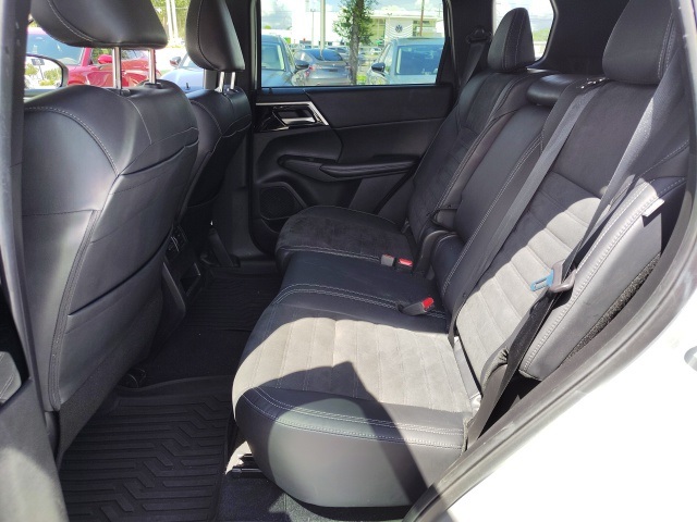 2022 Mitsubishi Outlander SE photo 3