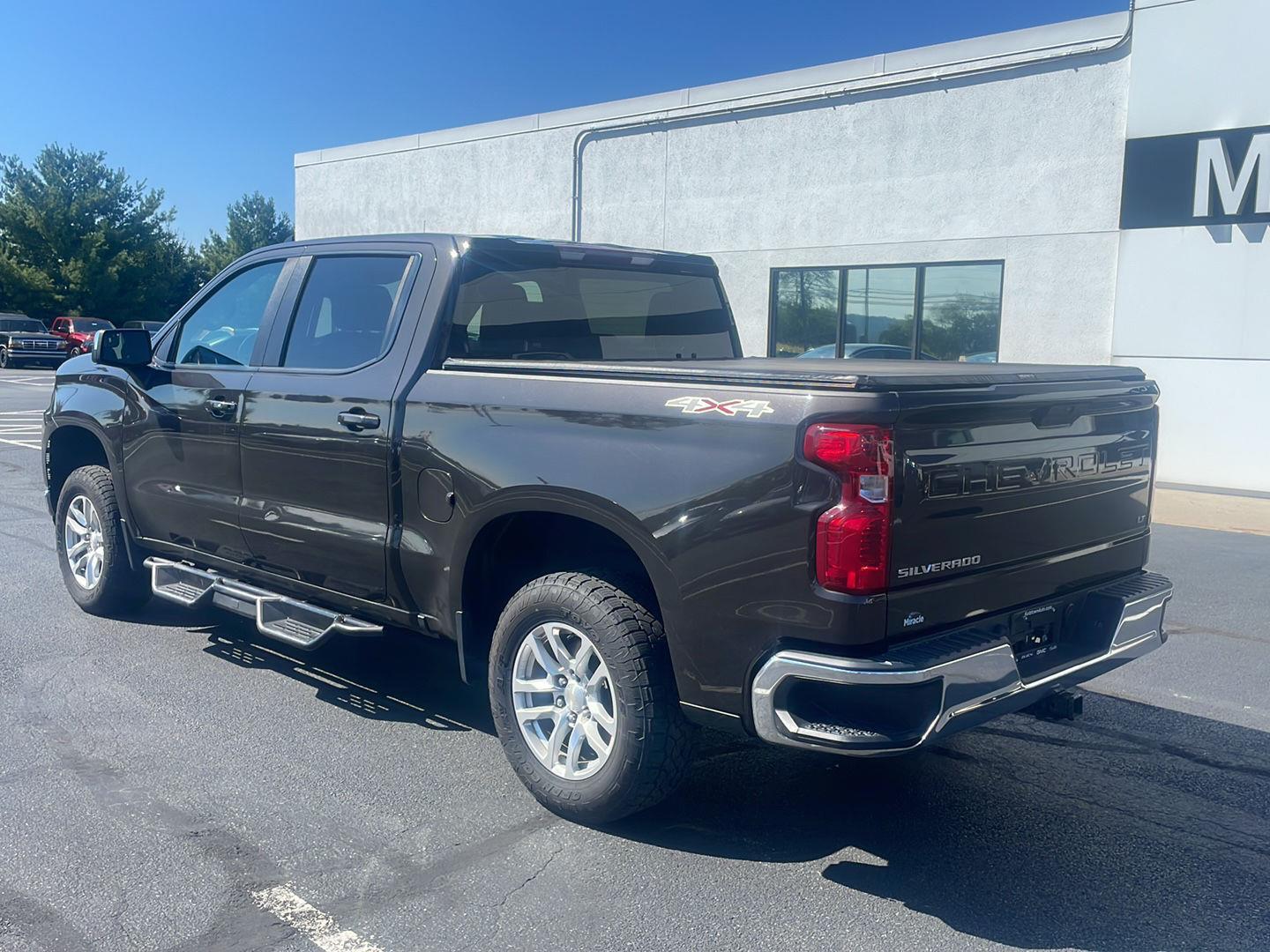 2021 Chevrolet Silverado 1500 LT photo 2