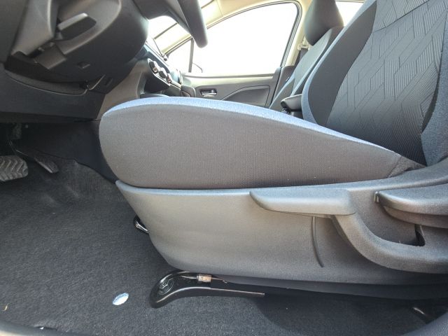 2025 Nissan Versa 1.6 SV photo 15