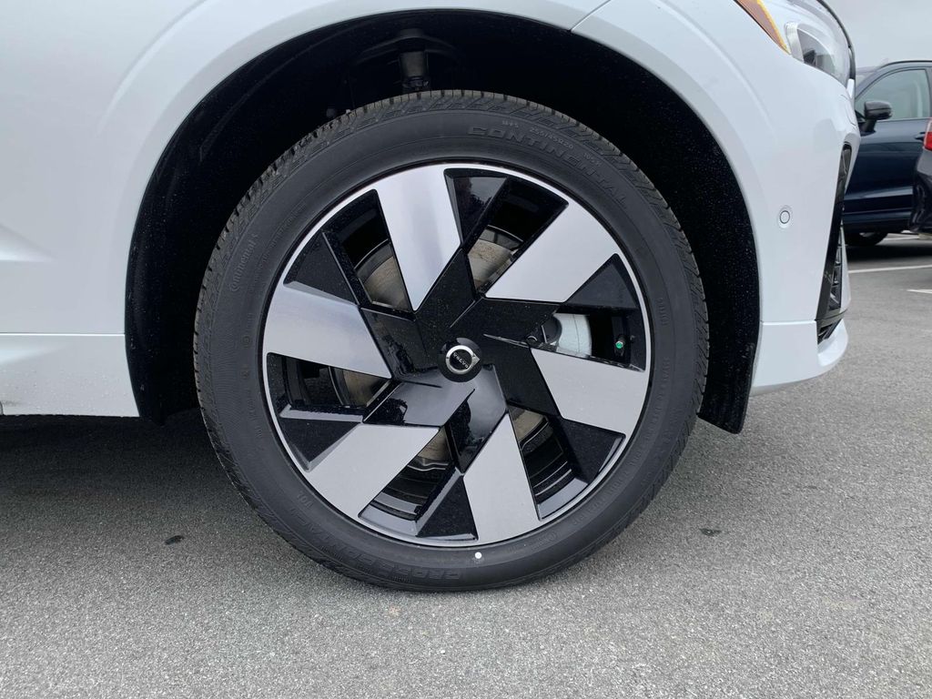 2025 Volvo XC60 T8 Plus photo 9