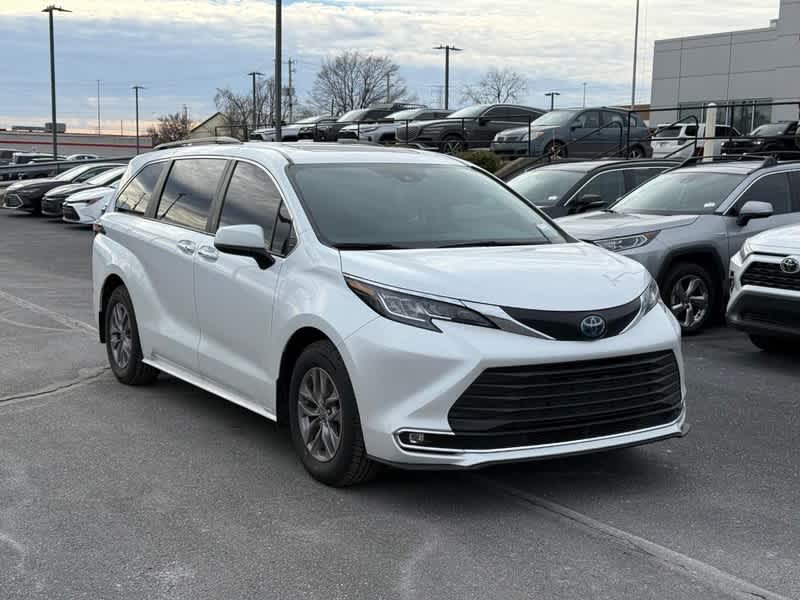 2023 Toyota Sienna XLE's photo