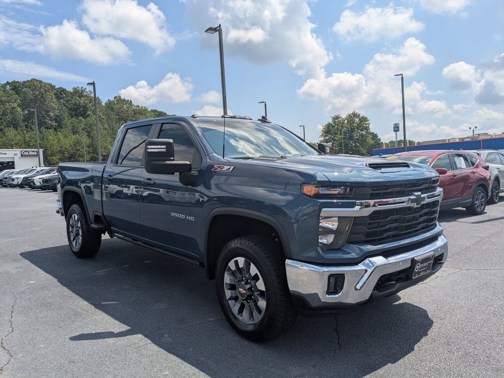 2025 Chevrolet Silverado 3500HD LT photo 3
