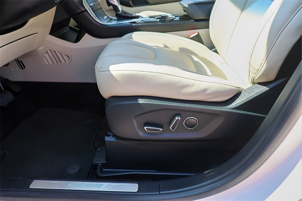 2016 Ford Edge Titanium photo 17