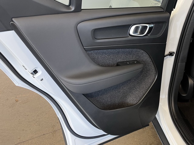 2025 Volvo XC40 Plus photo 27