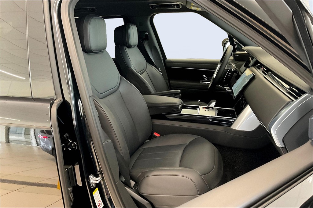 2025 Land Rover Range Rover SE photo 5