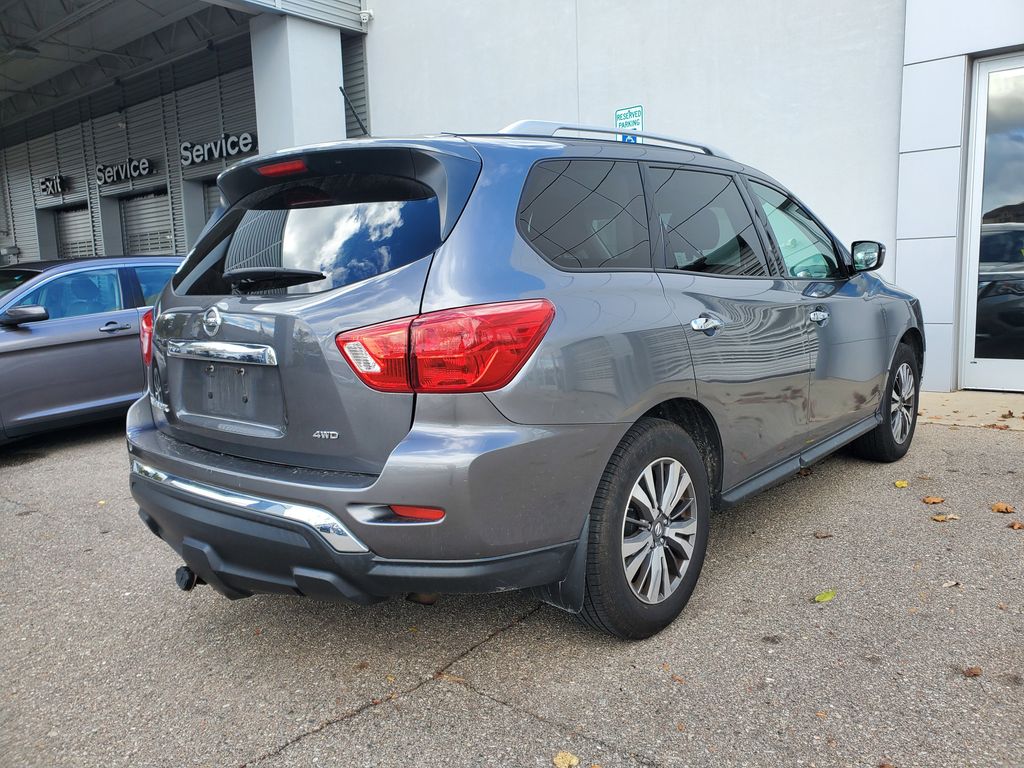 2017 Nissan Pathfinder S photo 2