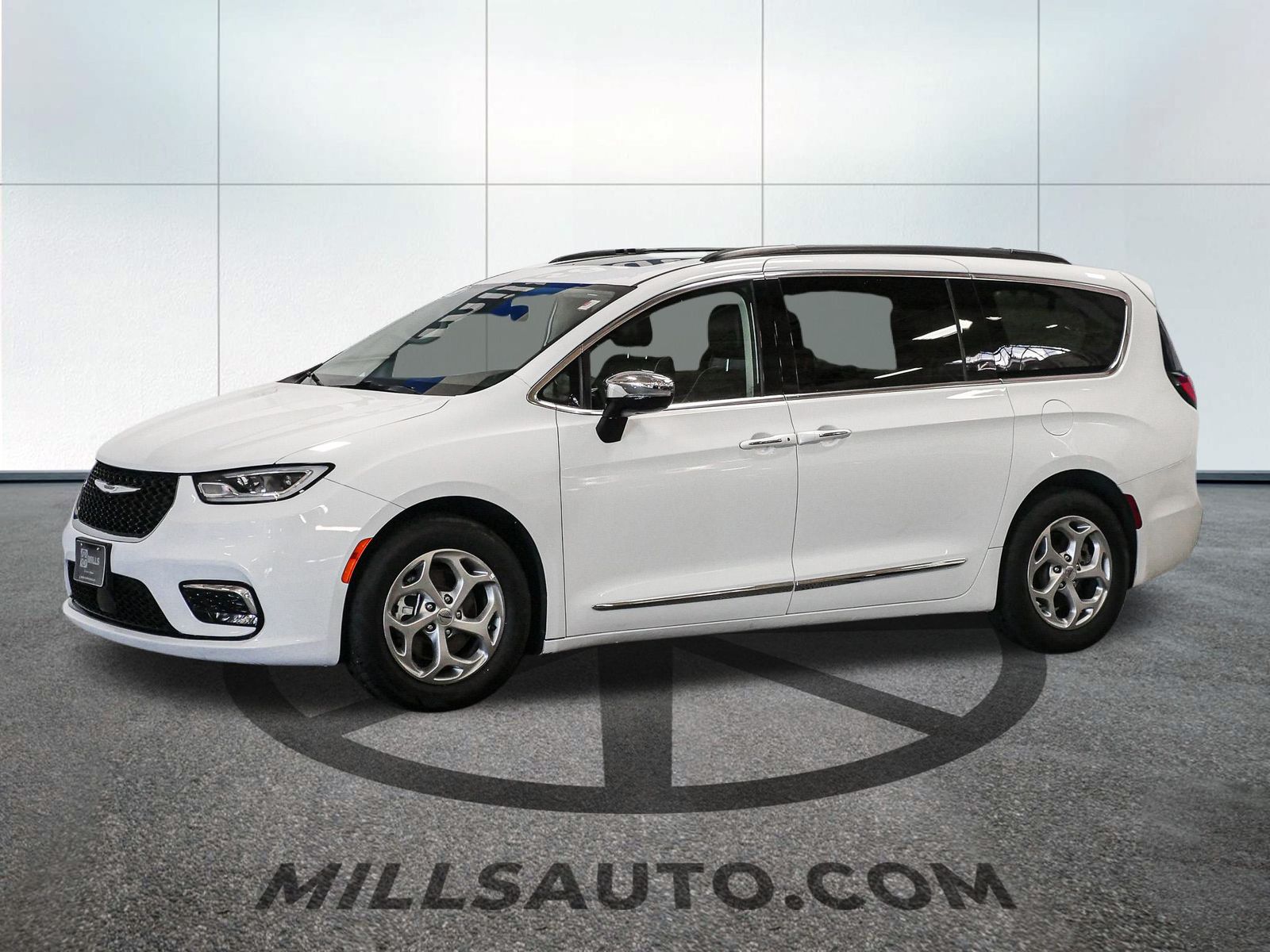 Used 2023 Chrysler Pacifica Limited with VIN 2C4RC1GG8PR581688 for sale in Baxter, Minnesota