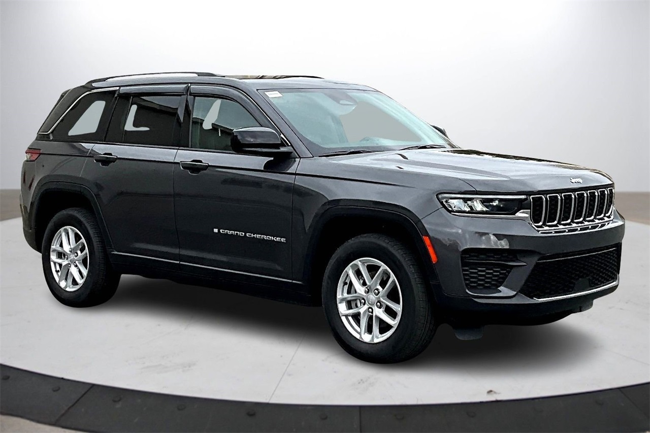 2024 Jeep Grand Cherokee Laredo's photo