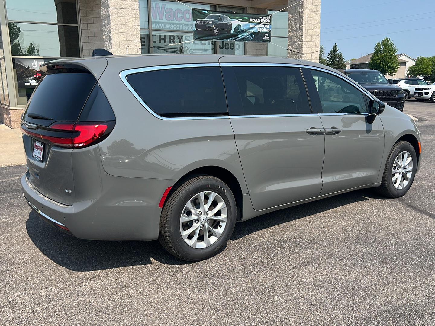 2025 Chrysler Pacifica photo 7
