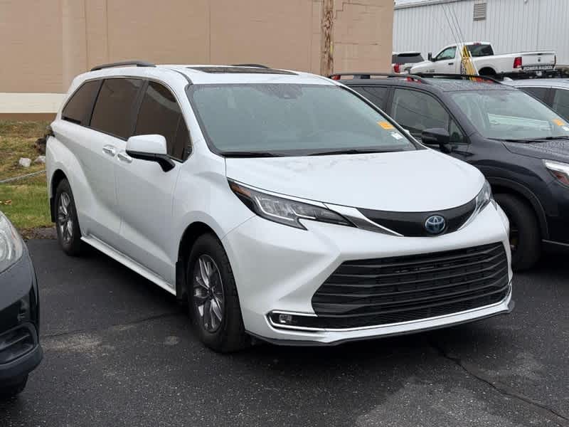 2023 Toyota Sienna XLE's photo