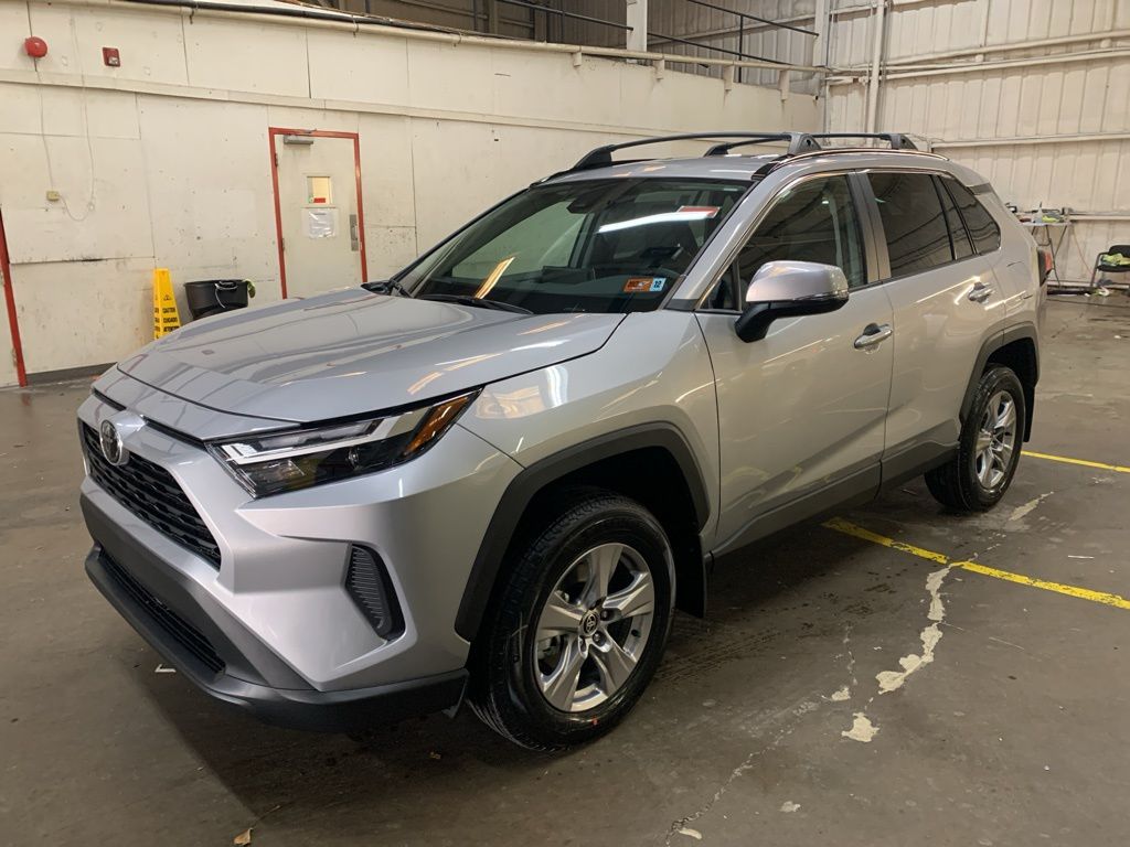 2025 Toyota RAV4 XLE's photo