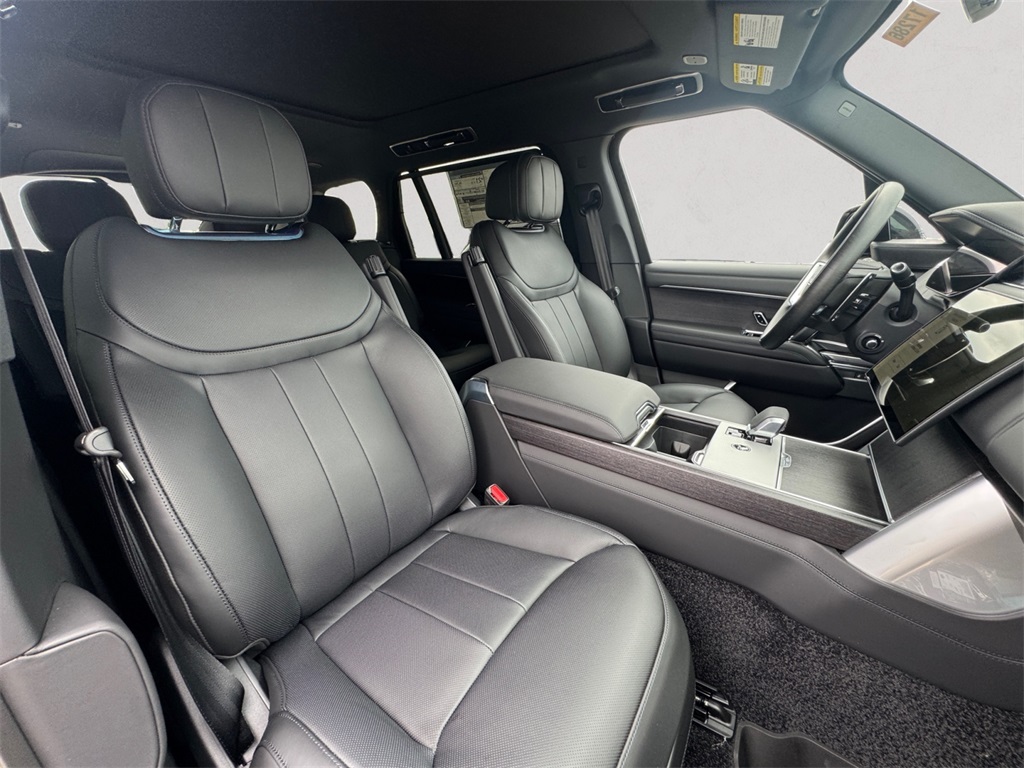 2025 Land Rover Range Rover SE photo 13