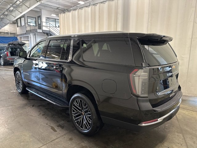 2025 Chevrolet Suburban LT photo 4