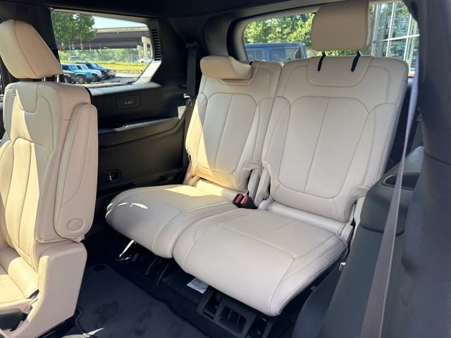 2025 Jeep Grand Cherokee Limited photo 17