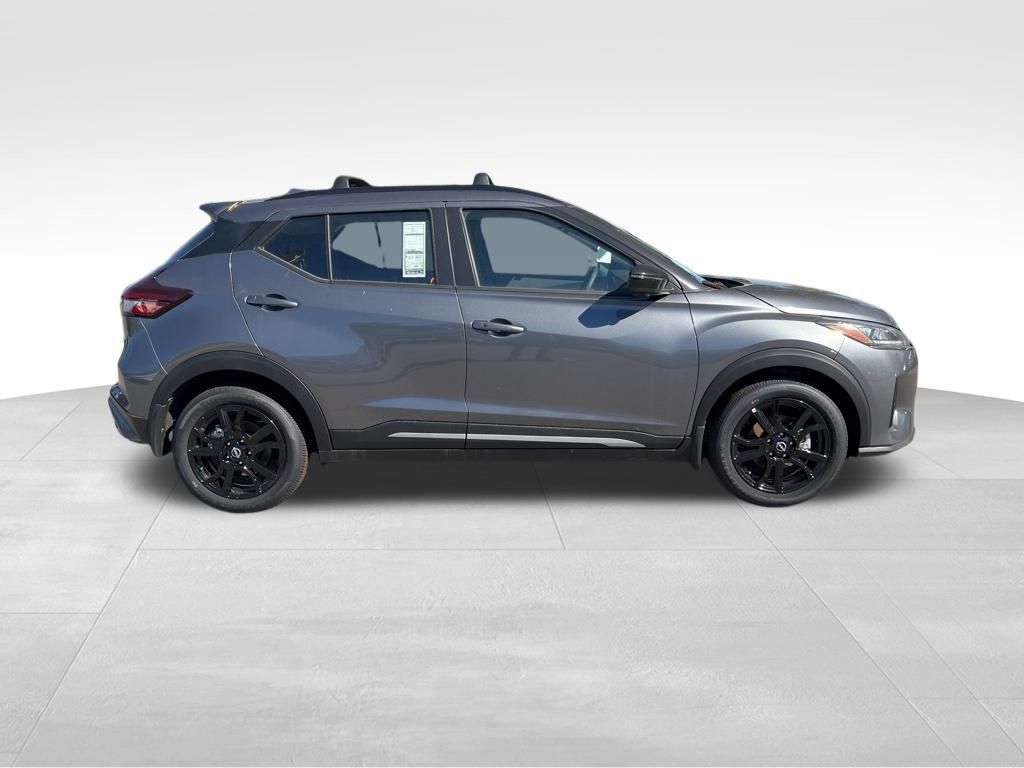 2024 Nissan Kicks SR photo 5