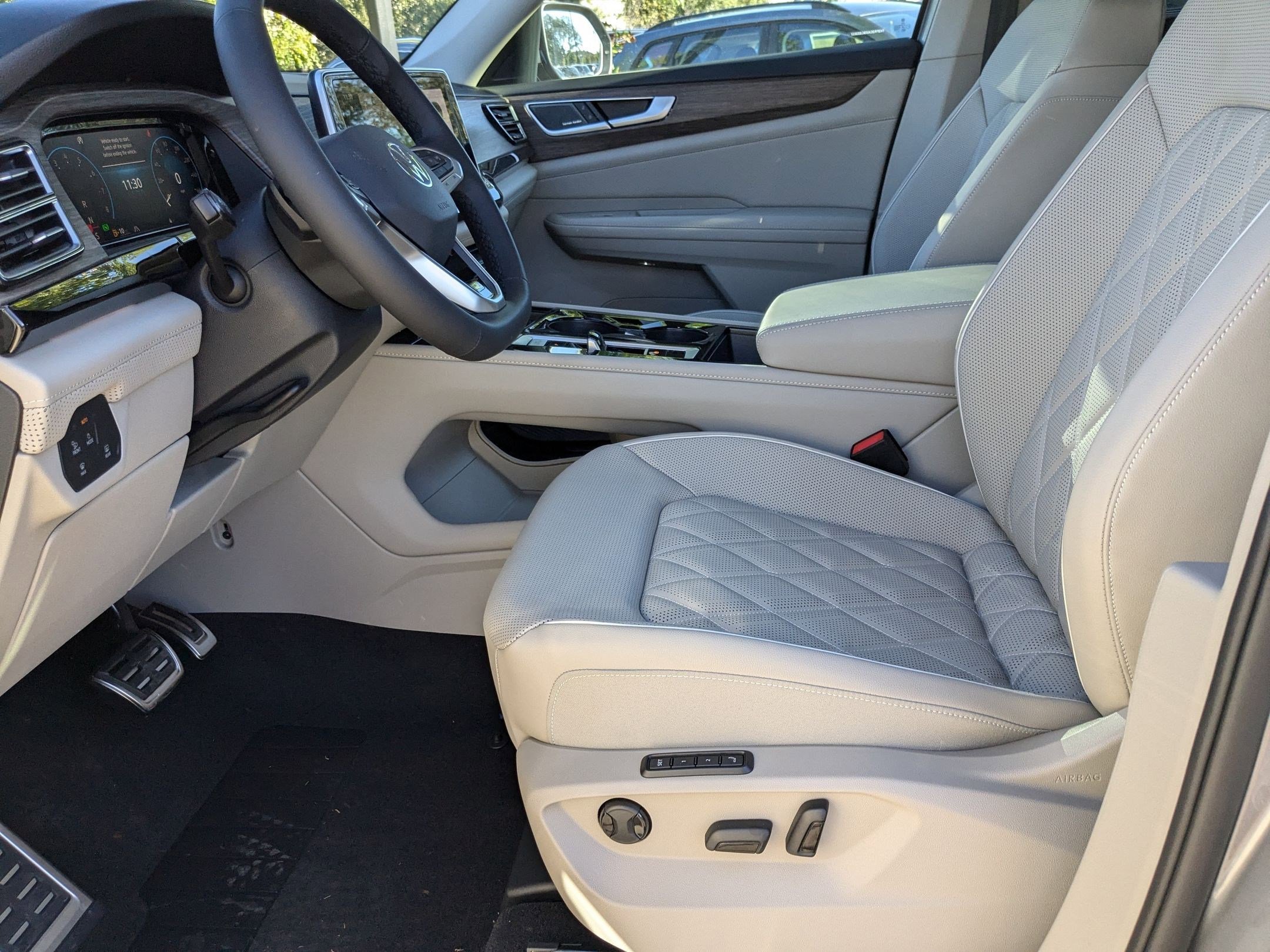 2025 Volkswagen Atlas SEL Premium R-Line photo 2