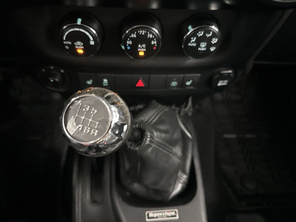 2014 Jeep Wrangler Unlimited Sahara photo 13