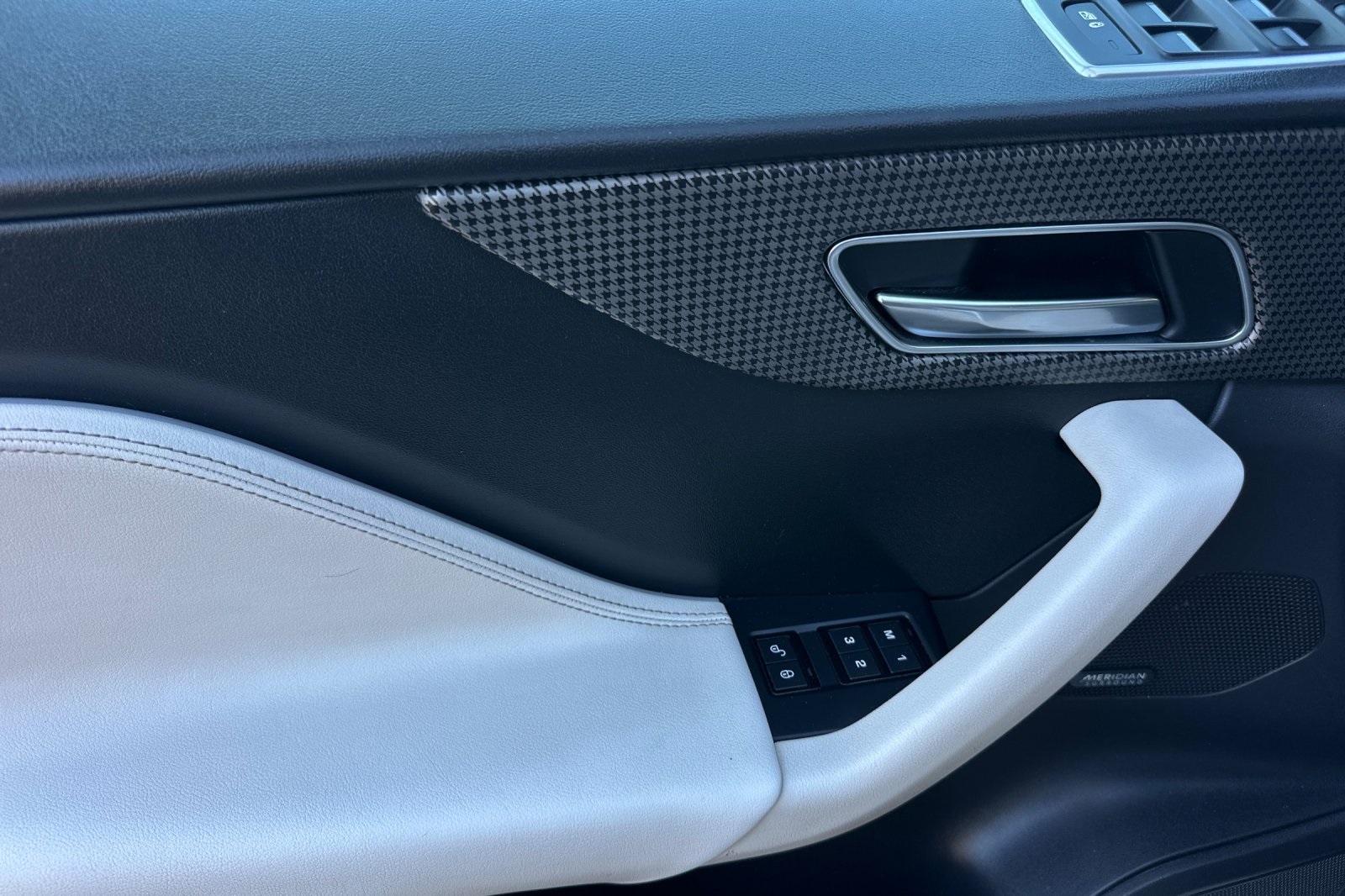 2017 Jaguar F-PACE First Edition photo 10