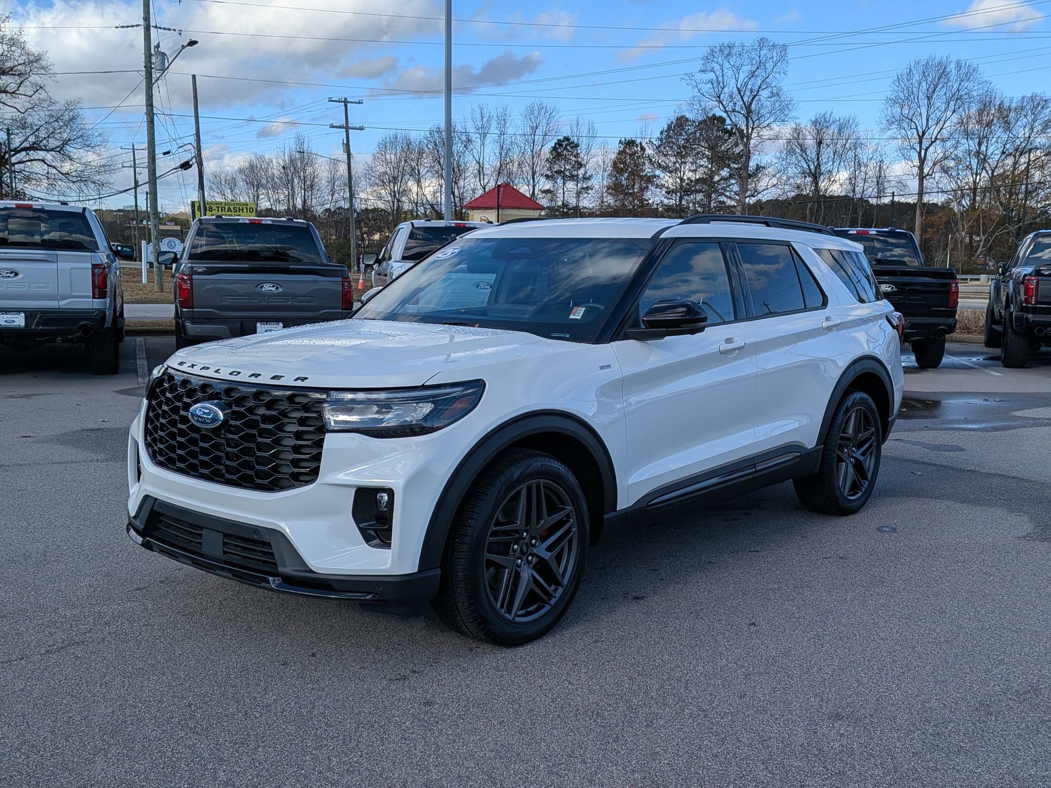2025 Ford Explorer ST-LINE's photo