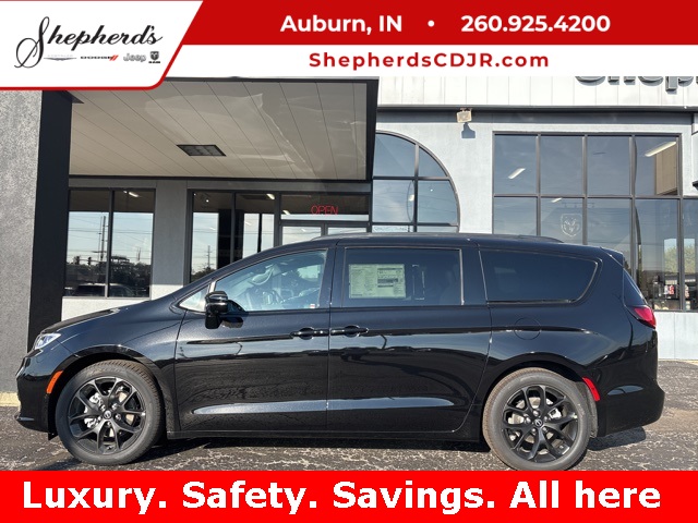 2026 Chrysler Pacifica Limited's photo