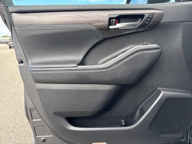 2023 Toyota Highlander Hybrid Platinum photo 11