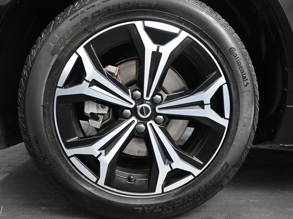 2022 Volvo XC60 B5 Momentum photo 7
