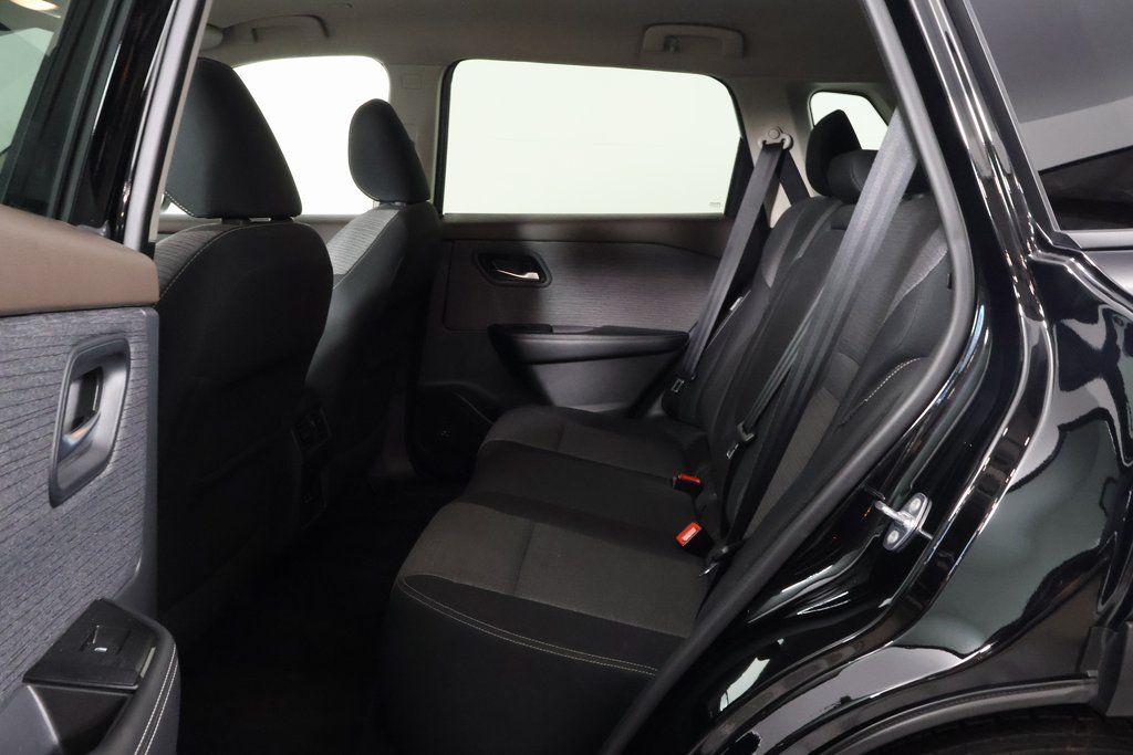 2022 Nissan Rogue SV photo 11