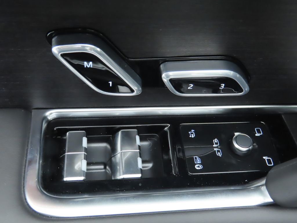 2025 Land Rover Range Rover SE photo 21