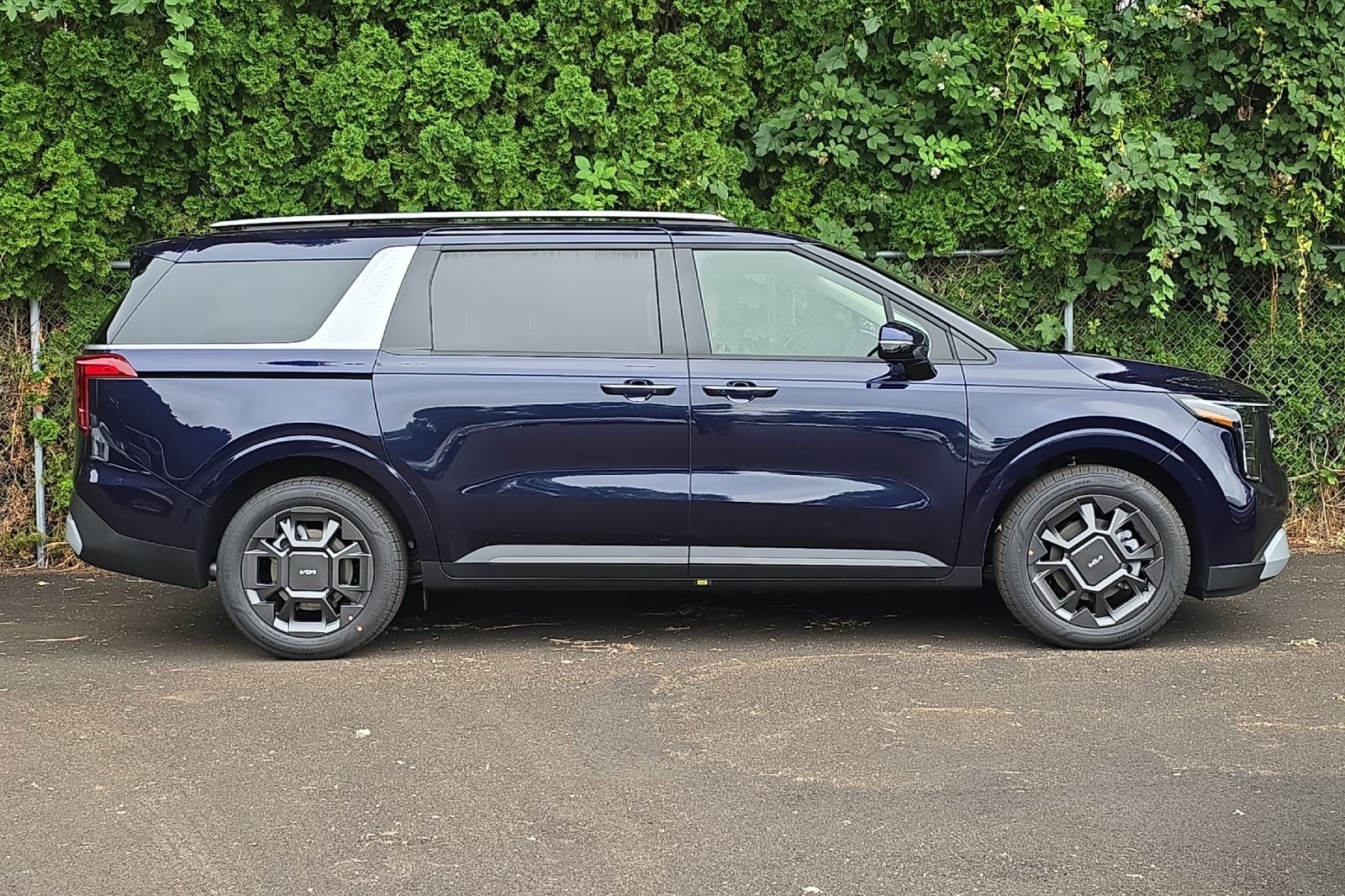 2026 Kia Carnival EX photo 2