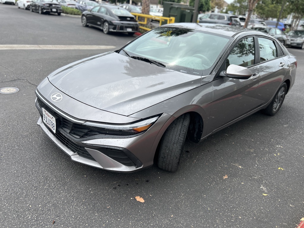 2024 Hyundai Elantra SEL photo 3