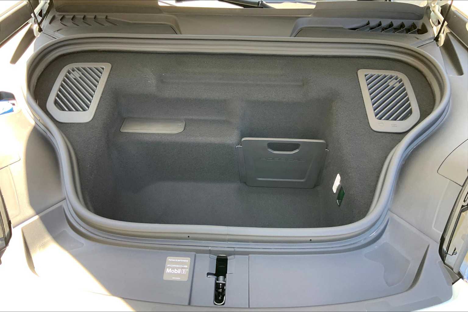 2025 Porsche Macan Electric Turbo photo 19