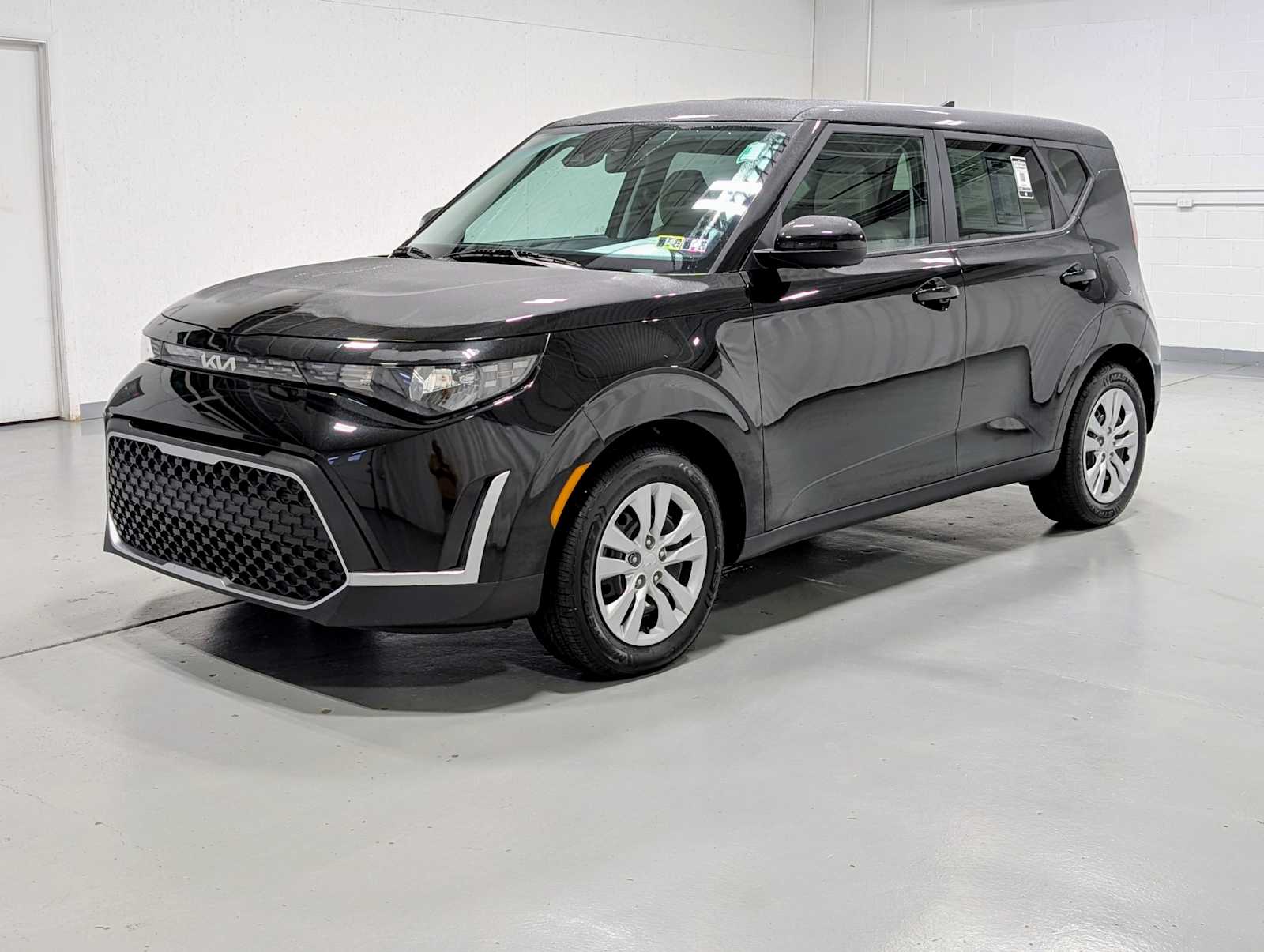 2023 Kia Soul LX's photo