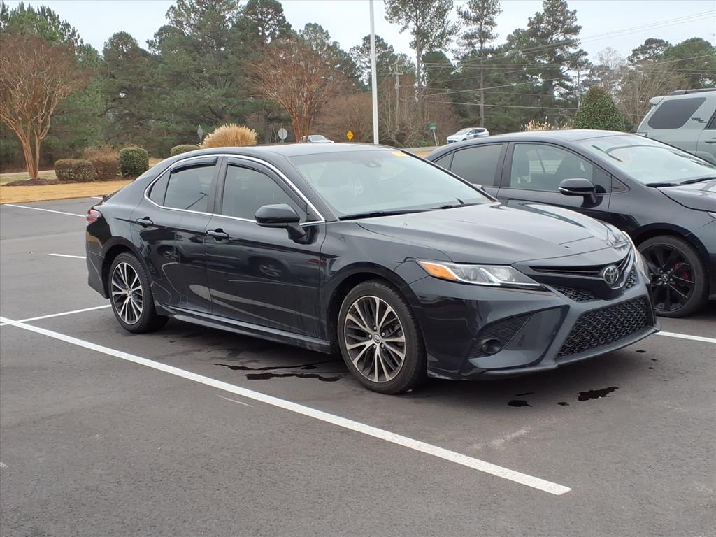 2020 Toyota Camry SE's photo