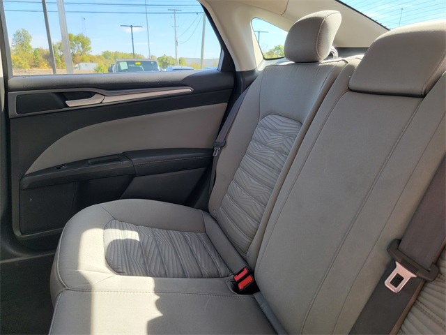 2016 Ford Fusion S photo 13