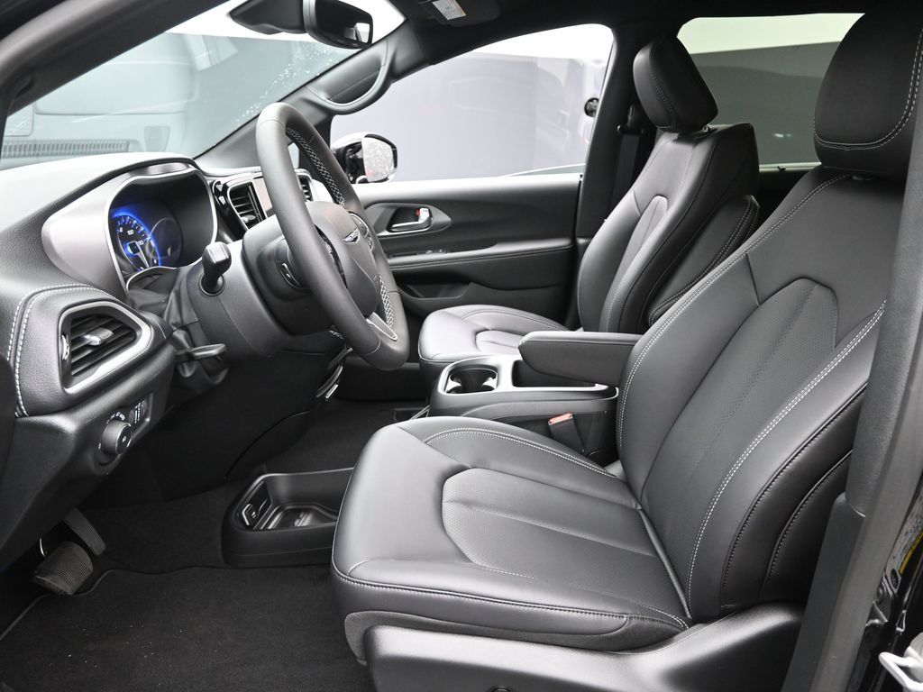 2026 Chrysler Pacifica photo 11