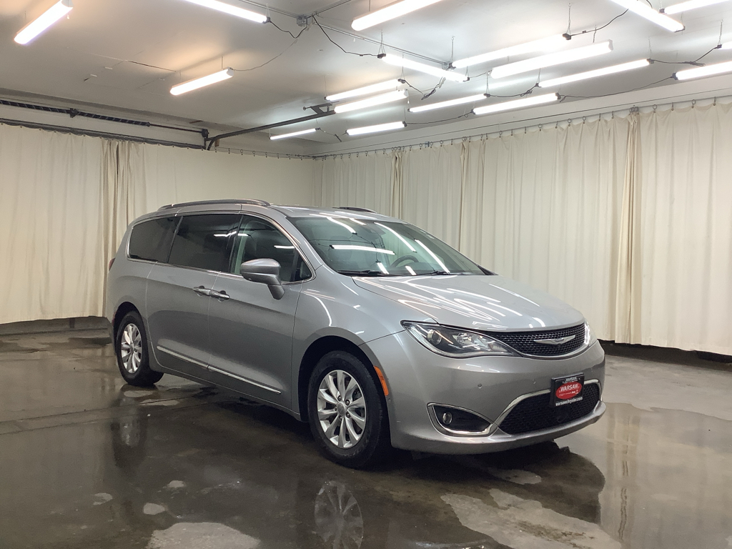 2018 Chrysler Pacifica Touring L photo 3