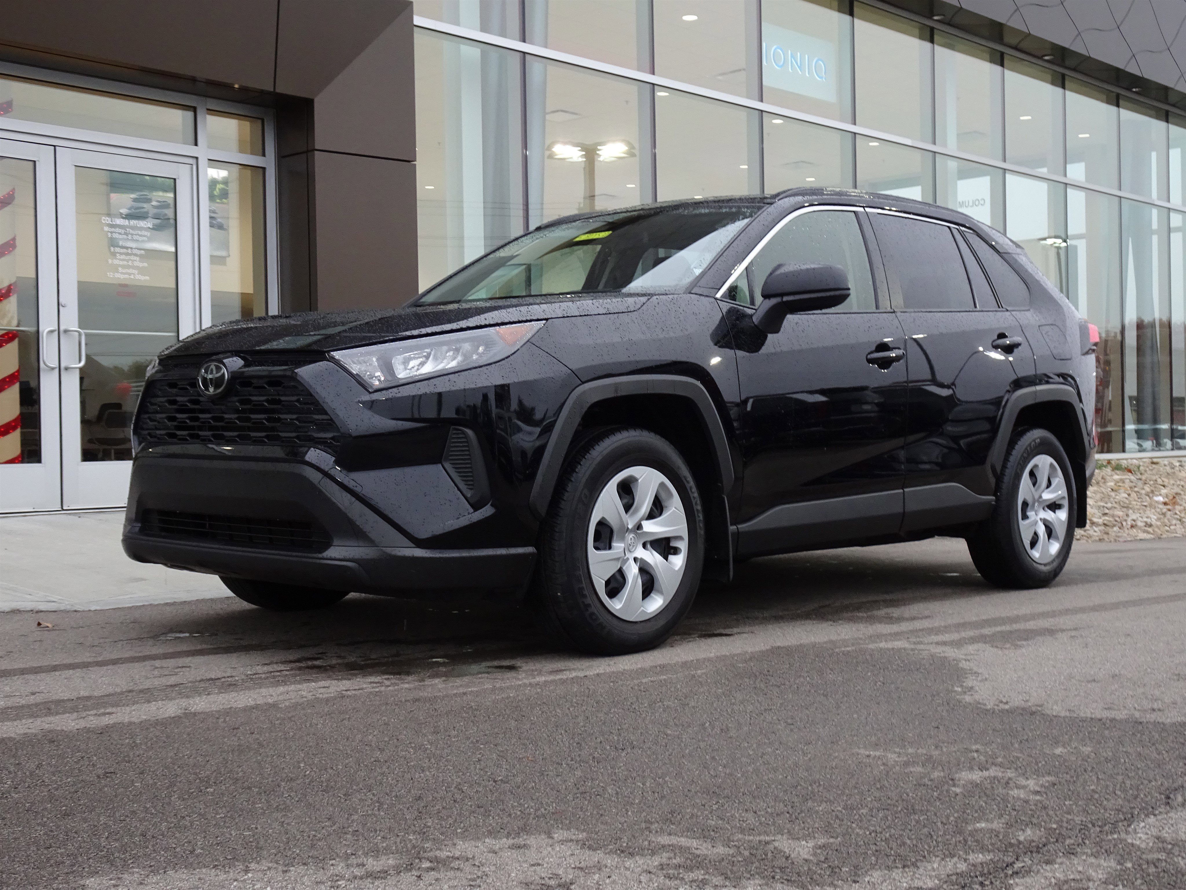 2019 Toyota RAV4 LE's photo