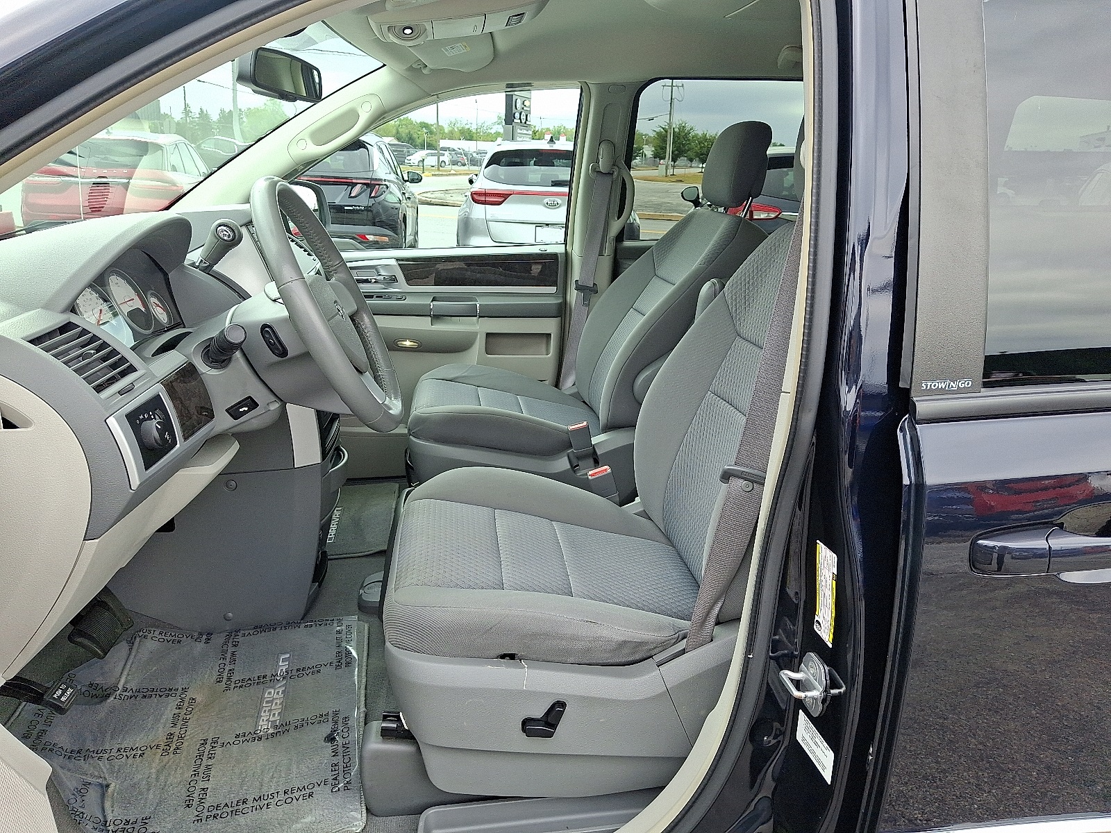 2010 Dodge Grand Caravan SXT Crew photo 14