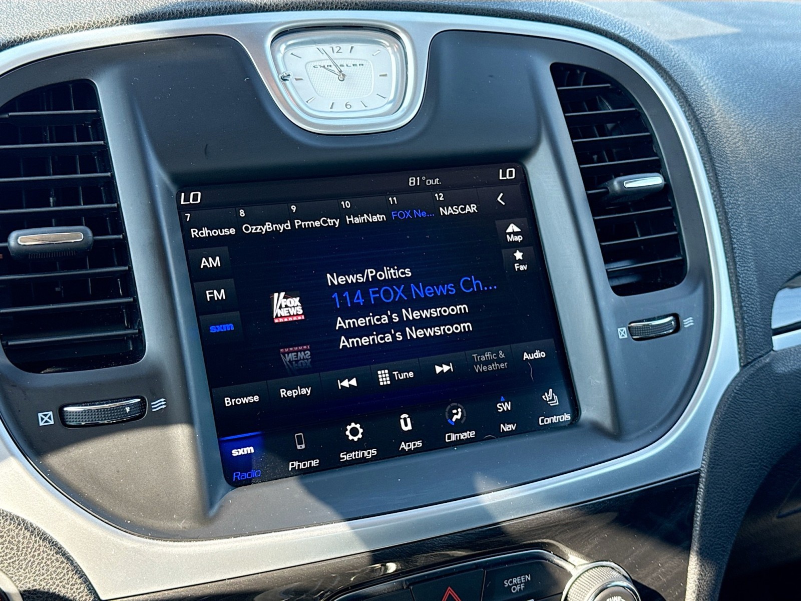 2019 Chrysler 300 Touring photo 13