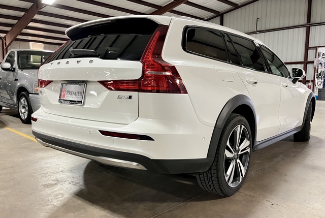 2024 Volvo V60 Cross Country B5 Plus photo 2