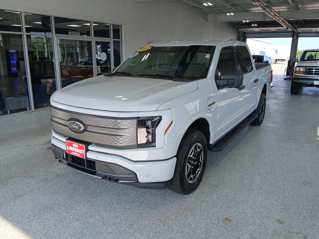 2023 Ford F-150 Lightning XLT photo 4
