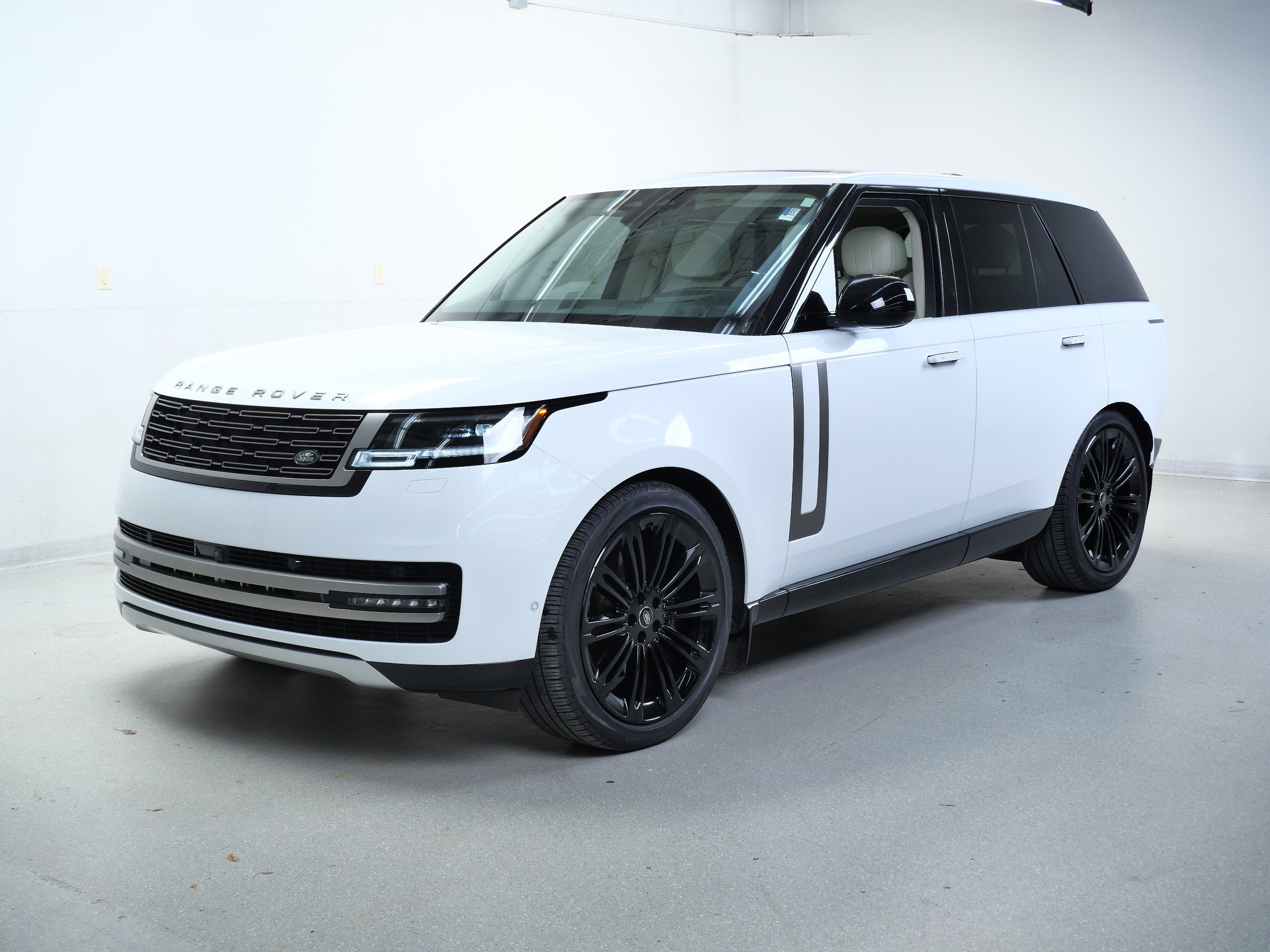 2024 Land Rover Range Rover SE photo 6