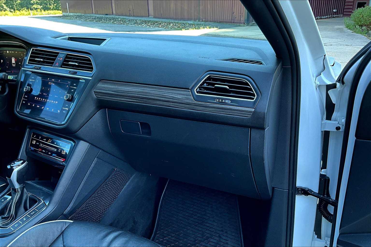 2023 Volkswagen Tiguan SEL R-Line Black photo 34